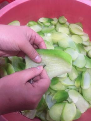 把棉绳穿进发卡里，用发卡代替针，把萝卜片串起来。（棉绳的长度可以随自己的喜欢来选择。）