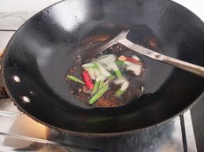 热锅入油先炒香作料