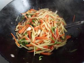 加入盐调味炒匀即可