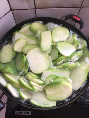 把切好的萝卜片放进锅中焯水2分钟左右。