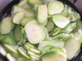 把切好的萝卜片放进锅中焯水2分钟左右。