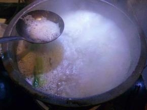 锅开后撇清浮沫，转中火煮至粘稠，大概用了50分钟左右