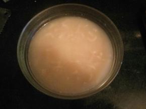 按口味加适量盐搅拌关火，倒入盆里放凉至凝固，期间不要晃动