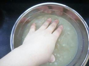 凝固后用手沿边转圈轻压使皮冻和盆分离