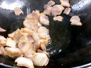 淋入料酒炒香