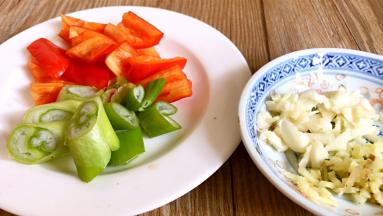 红椒洗净切块，葱洗净切段，生姜、大蒜洗净切末备用