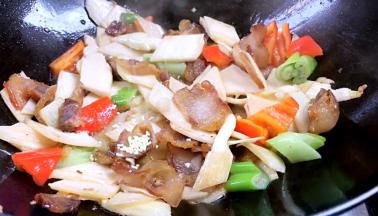 调入盐、鸡精粉拌匀