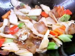 调入盐、鸡精粉拌匀