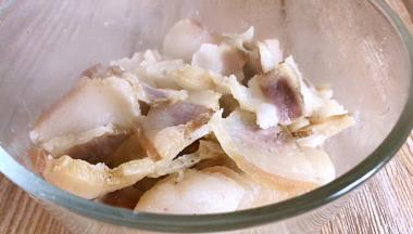 将煮沸后的腊肉捞出冲洗干净，沥水备用
