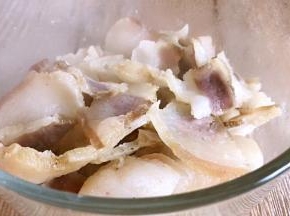 将煮沸后的腊肉捞出冲洗干净，沥水备用