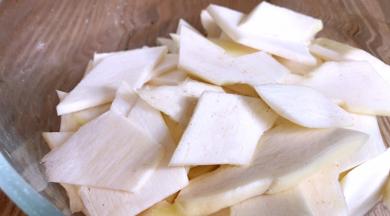 茭白洗净切菱形片