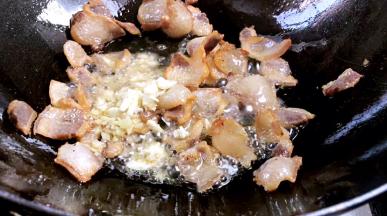 放入姜、蒜末爆香