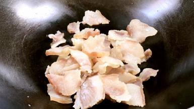锅置火上，放入腊肉煸炒出油