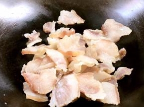 锅置火上，放入腊肉煸炒出油