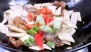 加入红椒、葱段翻炒均匀