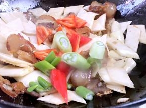 加入红椒、葱段翻炒均匀