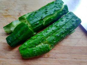 用刀背把黄瓜拍扁。