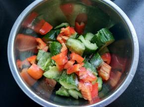 红椒缺小块和黄瓜一起放入碗中，放盐腌一会。