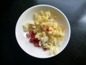 生姜，大蒜，干辣椒切碎。