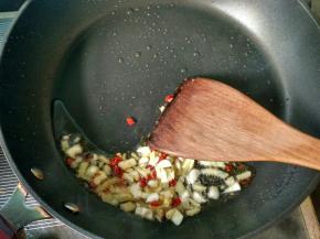 锅内再放油，将生姜，大蒜，辣椒爆香关火。