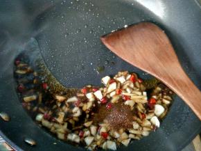 放白糖，味极鲜，老陈醋，盐。