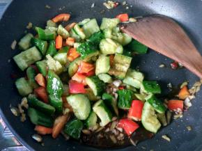 倒入腌好的黄瓜和红椒。