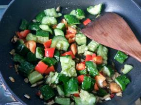 倒入花生米，放小麻油，鸡精，胡椒粉，拌匀。