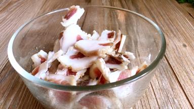 腊肉洗净后切薄片