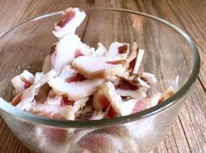 腊肉洗净后切薄片