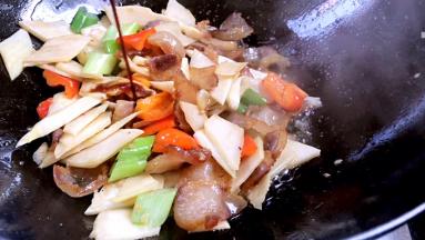 淋入生抽拌匀，即可