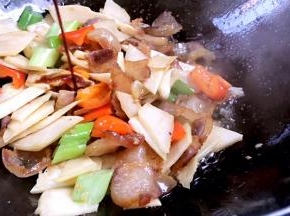 淋入生抽拌匀，即可