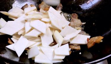 放入茭白，大火翻炒至断生