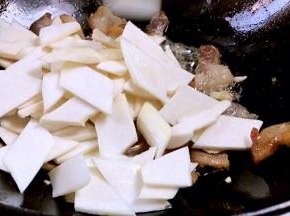 放入茭白，大火翻炒至断生