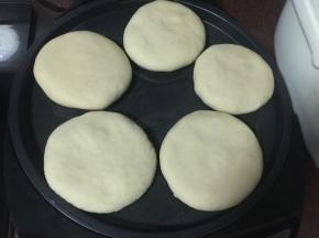然后将牛肉馅饼放入抹油的电饼铛中