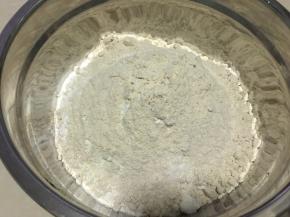 面粉和全麦粉搅拌均匀