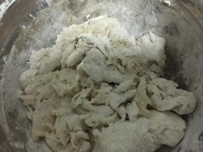 然后加入开水用筷子搅拌成絮状