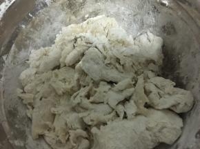然后加入开水用筷子搅拌成絮状
