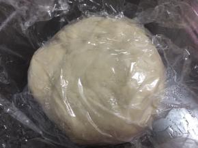 然后用手或面包机揉面，揉成光滑的面团，然后用保鲜膜盖住静置1小时