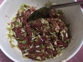 牛肉加入葱花和芝麻香油搅拌均匀