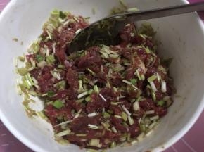 牛肉加入葱花和芝麻香油搅拌均匀