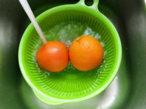 首先清洗橙子。