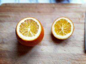 洗干净的橙子用水果刀切开，如图。