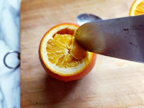 再将橙子的肉肉挖出来。