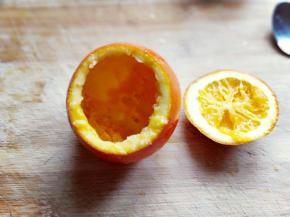 处理好的橙子壳，放旁边备用。