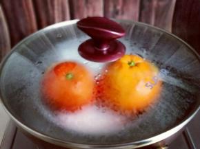 锅中加入水，大火烧开后将装橙子的器具放入锅中，隔水蒸15分钟即可。