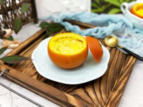 出锅的橙子蒸蛋。