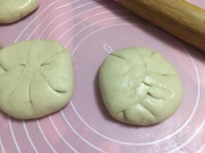 收紧封口，翻面稍微压扁