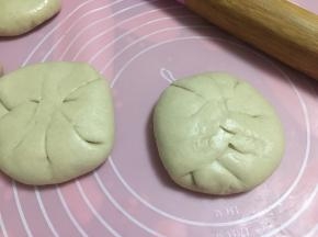 收紧封口，翻面稍微压扁