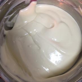 把拌好的面糊倒入蛋白糊中，继续翻拌均匀。烤箱150度预热。