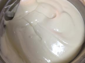 把拌好的面糊倒入蛋白糊中，继续翻拌均匀。烤箱150度预热。